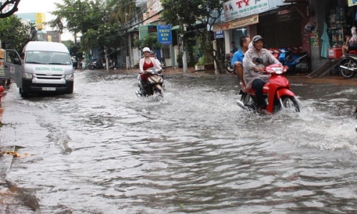 Nam Bộ triều cường dâng cao, từ Quảng Bình đến Quảng Ngãi có mưa to